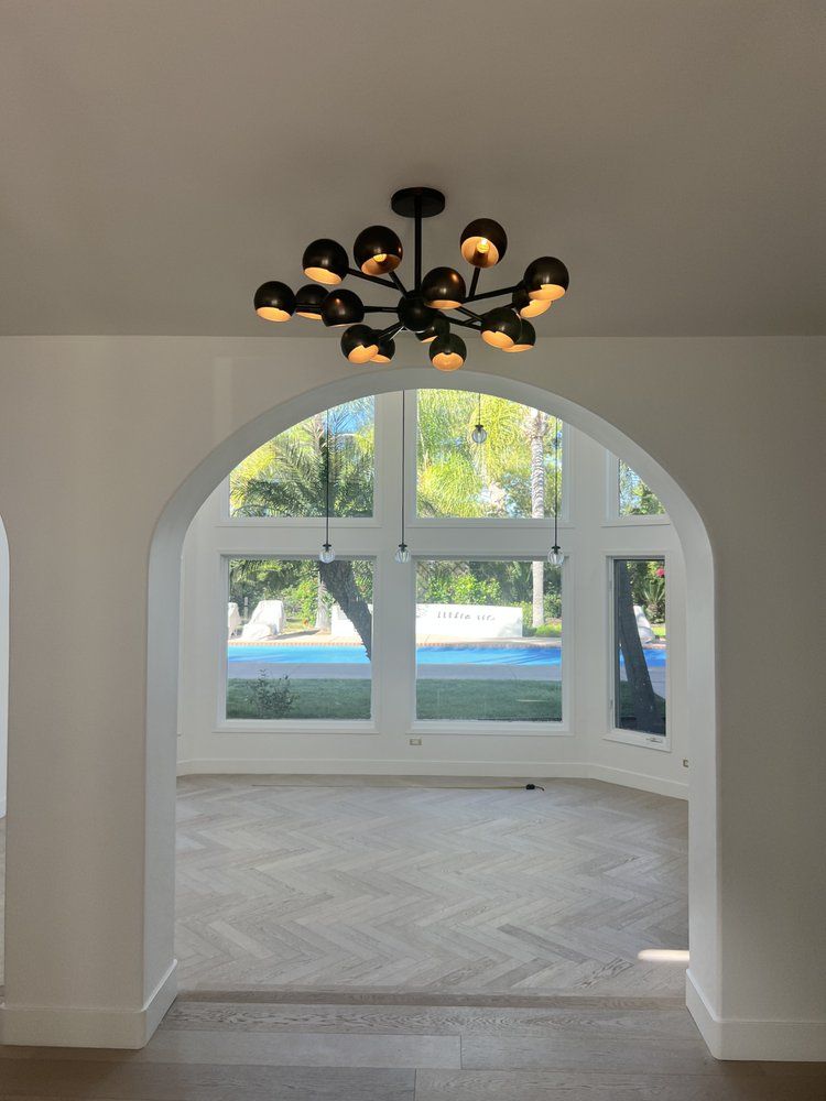 Sputnik chandelier and pendants over a dining area
